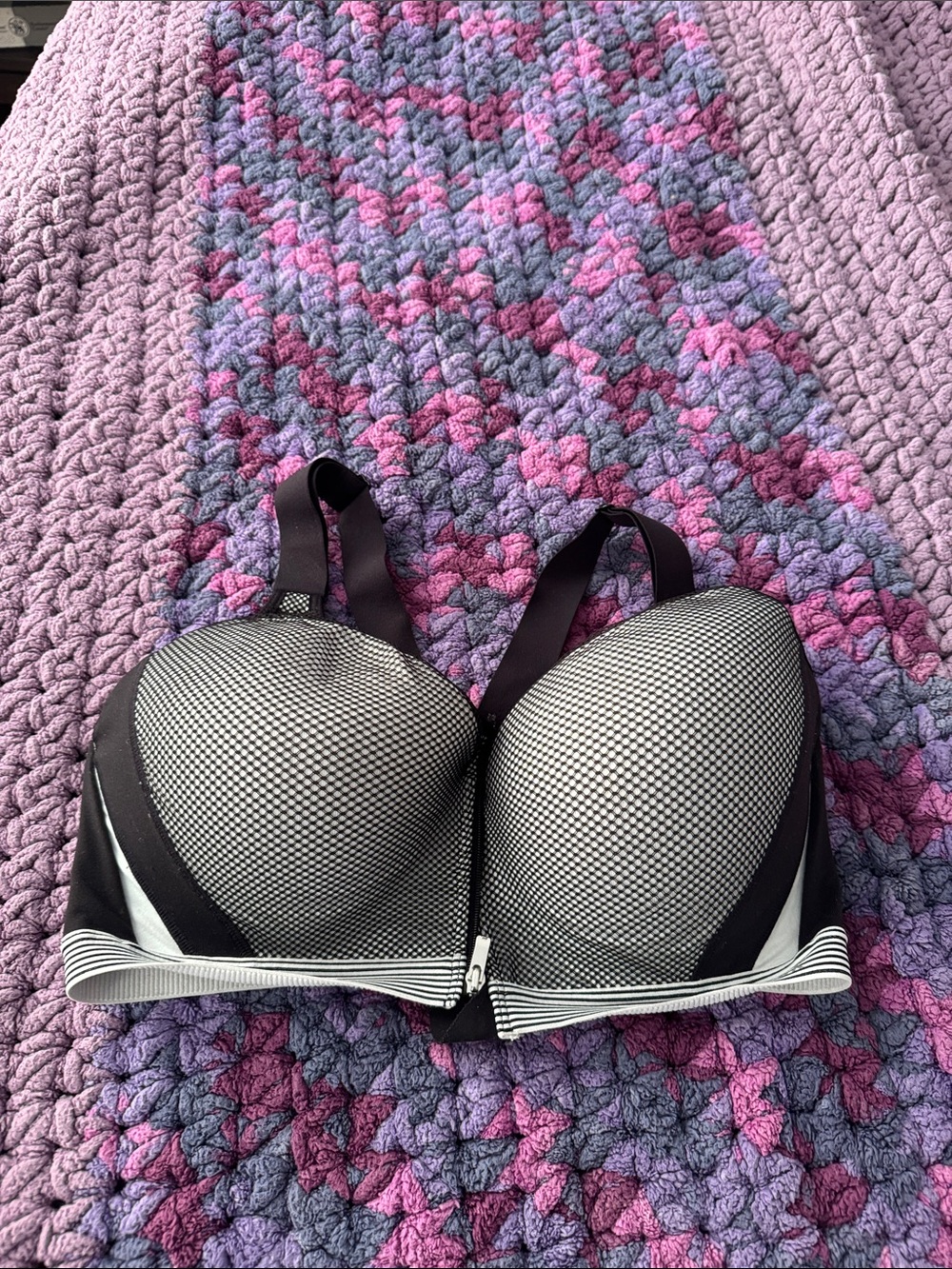 VSX Black and White Front-Zip Push-Up Bra